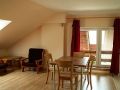 Du�y salon z otwart� kuchni�.