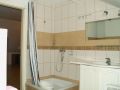 �azienka z prysznicem i WC