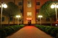 Wej�cie do Hotelu P�ock od strony parkingu